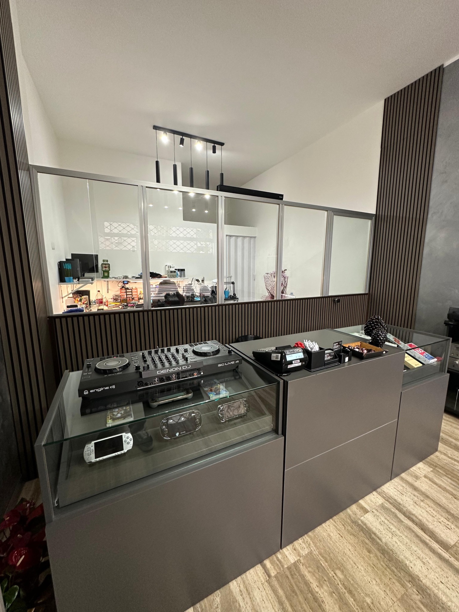 Bancone esposizione con consolle DJ e prodotti tech