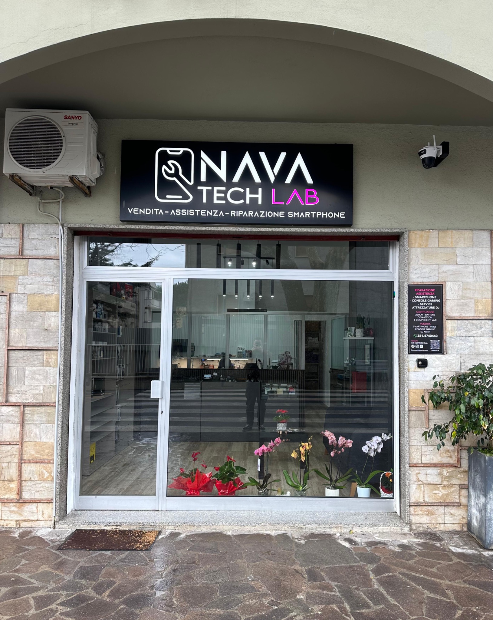 Ingresso del negozio Nava Tech Lab a Praia a Mare